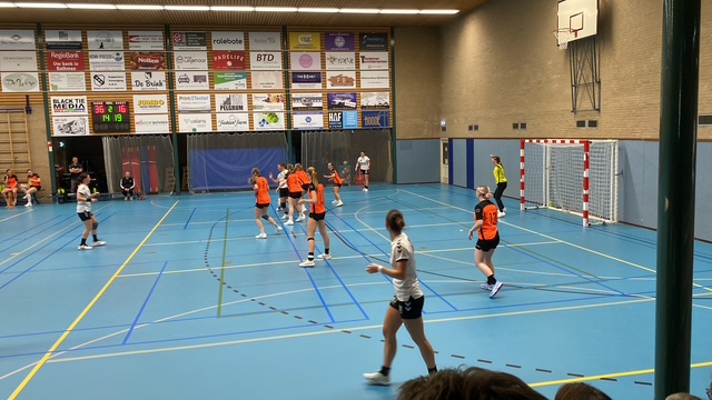 Dames 1 verplettert tweede team van Duiven en is medekoploper
