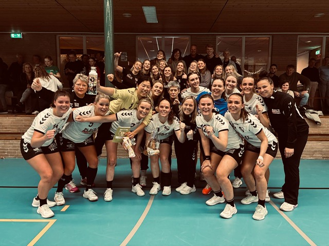 Dames 1 walst over laagvlieger Minerva heen en zwaait keepster Liang uit