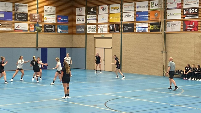 Dames 1 dendert in saai duel over hekkensluiter Reehorst heen